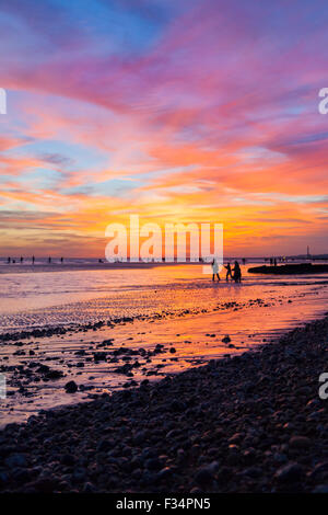 Brighton, 29. Sep 2015. Menschen am Strand von Brighton genießen einen wunderschönen Sonnenuntergang nach einem warmen und sonnigen Herbsttag Credit: Imageplotter/Alamy Live News Stockfoto