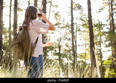 Weibliche Wanderer Blick durch das Fernglas Stockfoto