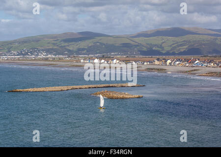 Mit Blick auf Strand und Meer Borth Abwehr in Ceredigion Wales UK 2015 Stockfoto