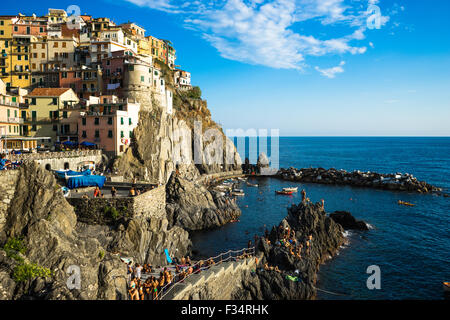 Cliffside Blick auf Dorf, Badegäste und Hafen in Italien Cinque Terre Manarola. Stockfoto