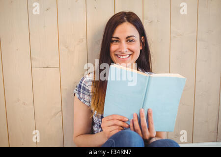 Hübsche Hipster blau-Lesebuch Stockfoto