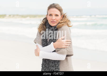 Lächelnde Frau Gefühl der Kälte Stockfoto