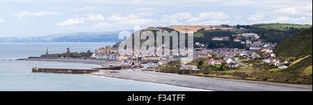 Mit Blick auf die Stadt von Aberystwyth Ceredigion Wales UK an der Westküste Stockfoto