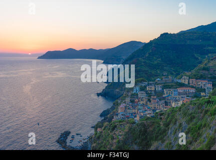 Die Sonne geht auf Riomaggiore, die erste Anlaufstelle und vielleicht am wunderschönen Blick auf Italien Cinque Terre. Stockfoto