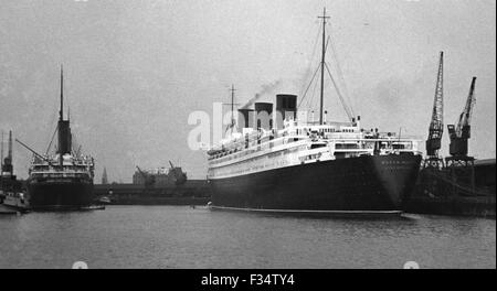 AJAXNETPHOTO. - 1936-1938 CA. SOUTHAMPTON, ENGLAND. -CUNARD PASSENGER LINER QUEEN MARY VOR ANKER AN STADT KAIS. SOUTH WESTERN HOTEL IM ZENTRUM, FERNEN. FOTO: AJAX VINTAGE BILD BIBLIOTHEK REF: 120104 8 Stockfoto