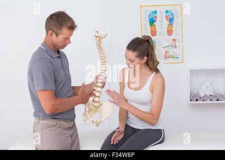 Arzt zeigen anatomische Wirbelsäule zu seinen Patienten Stockfoto