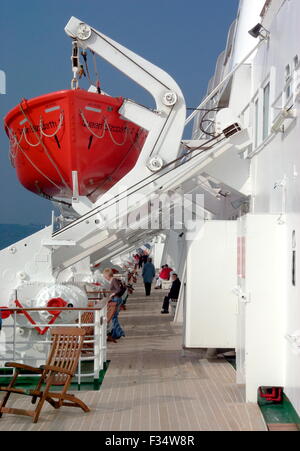 AJAXNETPHOTO - OCT 2006. -KREUZFAHRT LINER - QE2 BOOTSDECK, STEUERBORDSEITE ACHTERN SUCHEN. FOTO: JONATHAN EASTLAND/AJAX REF: P61410 8889 Stockfoto