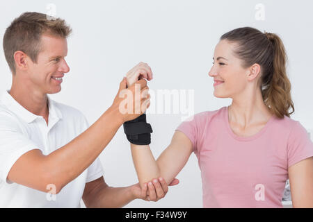 Arzt untersucht einen Frau Handgelenk Stockfoto