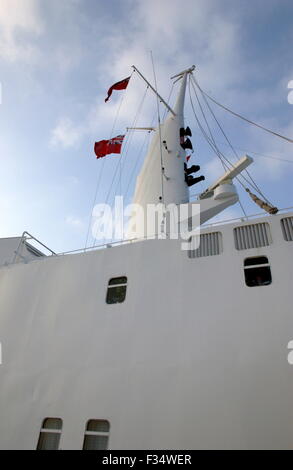 AJAXNETPHOTO - OCT 2006. -KREUZFAHRT LINER - QE2 - MAIN MAST. FOTO: JONATHAN EASTLAND/AJAX REF: D61510 421 Stockfoto