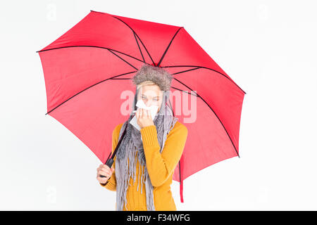 Frau bläst ihre Nase mit einem Taschentuch Stockfoto