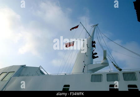 AJAXNETPHOTO - OCT 2006. -KREUZFAHRT LINER - QE2 - MAIN MAST. FOTO: JONATHAN EASTLAND/AJAX REF: D61510 422 Stockfoto