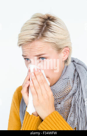 Nahaufnahme von Frau ihre Nase weht Stockfoto