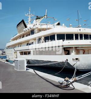 AJAXNETPHOTO. CANNES, FRANKREICH. -KÖNIGLICHE YACHT - KINGDOM 5KR VERTÄUT AM KAI. KINGDOM 5KR IM BESITZ DER SAUDISCHE PRINZ AL-WALID BIN TALAL IBN ABDUL-AZIZ AL SAUD WAR URSPRÜNGLICH NABILA, GEBAUT IN ITALIEN VON BENETTI FÜR ARME HÄNDLER ADNAN KHASHOGGI. FOTO: JONATHAN EASTLAND/AJAX REF: 31229 10 Stockfoto