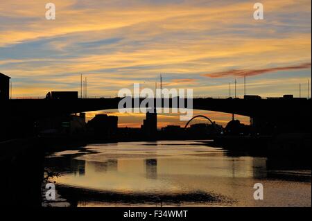 Glasgow, Schottland. 29. Sep, 2015. erfüllten die Kingston Bridge und den zusammengekniffenen Brücke Kredit: Tony Clerkson/Alamy Live News Stockfoto