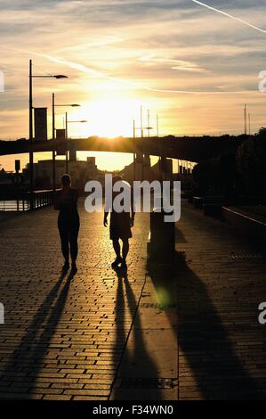 Glasgow, Schottland. 29. Sep, 2015. Sonnenuntergang leuchtet Glasgow entlang des Flusses Clyde erfüllten die Kingston Bridge und die Menschen zu Fuß und die Ausübung in der Sonne Credit: Tony Clerkson/Alamy Live News Stockfoto