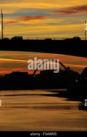 Glasgow, Schottland. 29. Sep, 2015. Sonnenuntergang leuchtet Glasgow entlang des Flusses Clyde erfüllten die Kingston Bridge und Clyde Arc, Volksmund zuzukneifen Brücke Credit: Tony Clerkson/Alamy Live News
