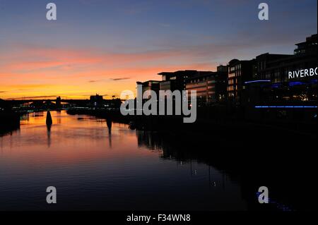 Glasgow, Schottland. 29. Sep, 2015. Sonnenuntergang leuchtet Glasgow entlang des River Clyde Credit: Tony Clerkson/Alamy Live News Stockfoto