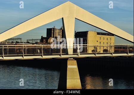 Glasgow, Schottland. 29. Sep, 2015. Die Sonne beginnt, auf der Brücke Squiggly fallen, da es Glasgow entlang des River Clyde Credit leuchtet: Tony Clerkson/Alamy Live News Stockfoto