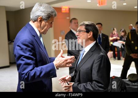 New York, USA. 29. Sep, 2015. US-Außenminister John Kerry plaudert 29. September 2015 mit kubanischen Außenminister Bruno Rodr'guez am Sitz Vereinten Nationen in New York City. Stockfoto