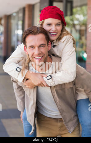 Schweinchen-Unterstützung auf ihrem Freund Freundin Stockfoto