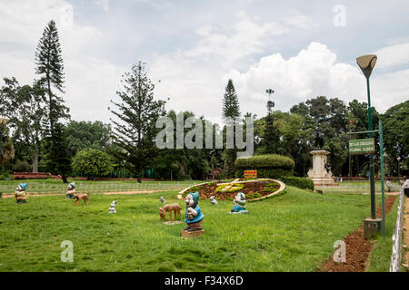 Schneewittchen Hütte und Zwerge, Statue Garten, Lalbagh Botanical Garden, Bangalore, Karnataka, Indien Stockfoto