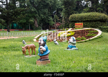 Schneewittchen Hütte und Zwerge, Statue Garten, Lalbagh Botanical Garden, Bangalore, Karnataka, Indien Stockfoto