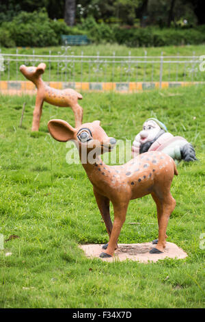 Schneewittchen Hütte und Zwerge, Statue Garten, Lalbagh Botanical Garden, Bangalore, Karnataka, Indien Stockfoto