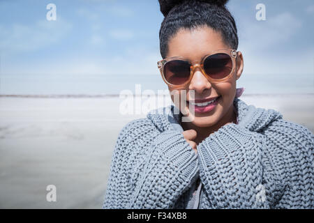 Attraktive Frau trägt eine warme Strickjacke Stockfoto