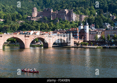 Personen Kanu am Neckar mit Blick auf das Schloss und die alte Brucke alte Brücke in der Stadt Heidelberg in Deutschland. Stockfoto