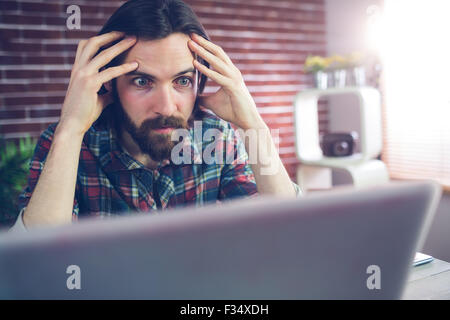 Schockiert Geschäftsmann Blick auf laptop Stockfoto