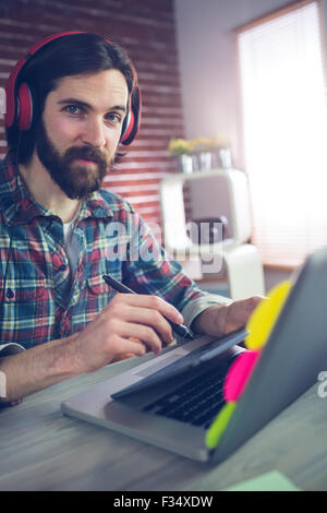 Porträt von zuversichtlich Geschäftsmann mit Kopfhörern im Büro Stockfoto