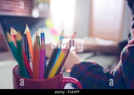 Nahaufnahme der Buntstifte im Becher Stockfoto