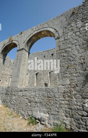 Bögen in den Wänden der zerstörten Moschee in Rozafa Burg, Kalaja e Rozafës. Shkodra, Albanien. Stockfoto