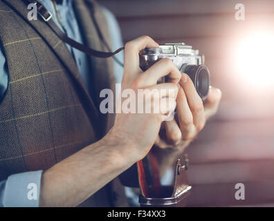 Hipster mit einem Retro-Kamera Stockfoto