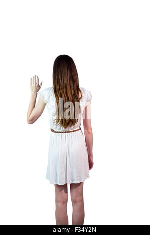 Mädchen im weißen Kleid winken Stockfoto