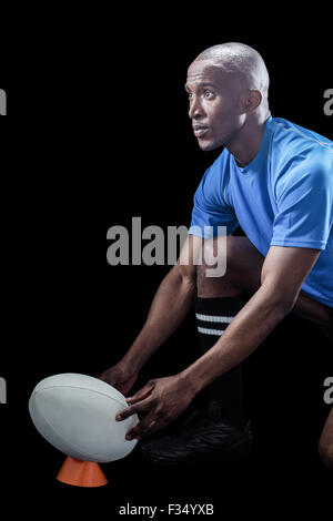 Rugby-Spieler wegsehen und Ball am Abschlag treten dabei Stockfoto