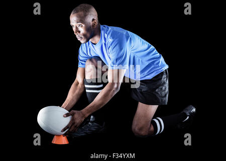 Rugby-Spieler wegsehen und Ball am Abschlag treten dabei Stockfoto