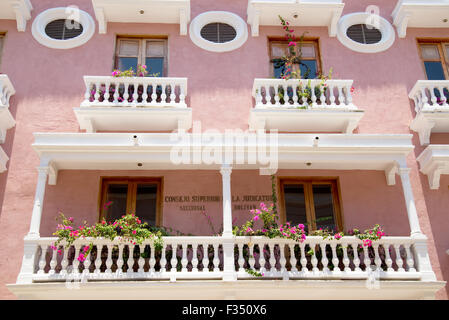 CARTAGENA - 13. SEPTEMBER: Das Exterieur des schönen Gerichtsgebäude am 13. September 2015 in Cartagena, Kolumbien. Cartage Stockfoto