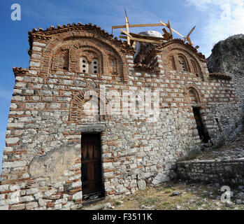 Die Holy Trinity Church, ein 14. Jahrhundert orthodoxe Kirche in den Wänden von Berat Burg aus dem dreizehnten Jahrhundert, Kalaja e Beratit. Stockfoto