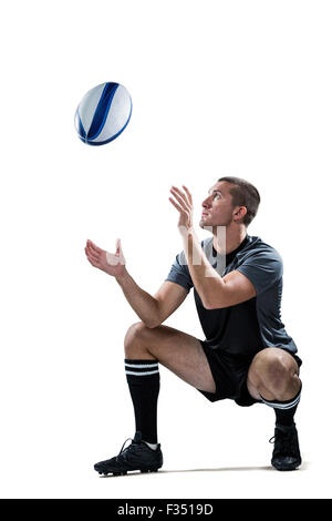 Volle Länge des Rugby-Spieler den Ball fängt Stockfoto