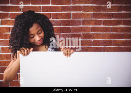 Lächelnde Frau hält weißen Tafel Stockfoto