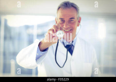 Porträt von männlichen Arzt mit Stethoskop im Krankenhaus Stockfoto