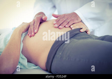 Bild vom Arzt untersuchen fernzuhalten Frau im Krankenhaus beschnitten Stockfoto