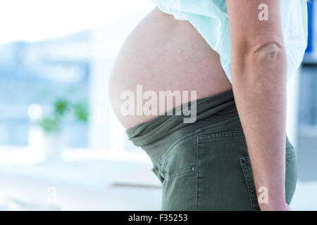 Mittelteil der schwangeren Frau Stockfoto