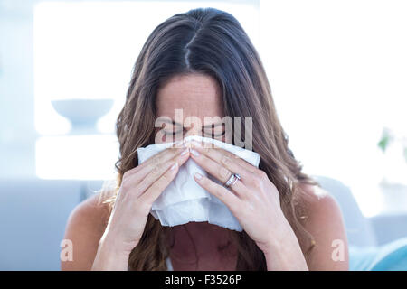 Kranke Frau Niesen im Gewebe Stockfoto