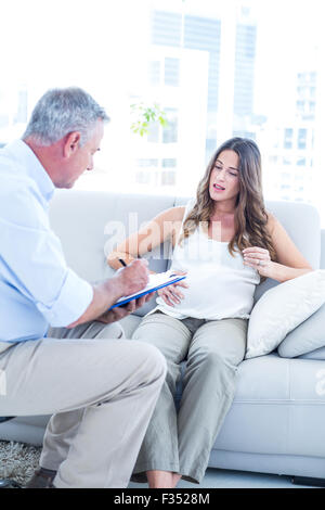 Psychiater Beratung Preganant Frau zu Hause Stockfoto