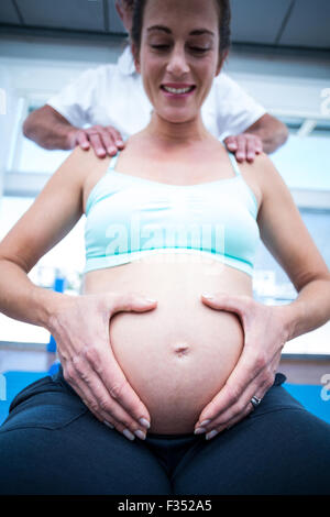 Nahaufnahme der schwangeren Bauch zu berühren Stockfoto