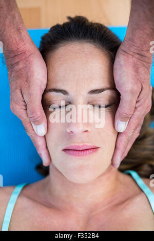 Erhöhte Ansicht des Therapeuten, die Durchführung von reiki Stockfoto