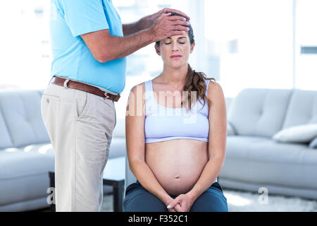 Therapeuten massieren schwangere Frau Stockfoto