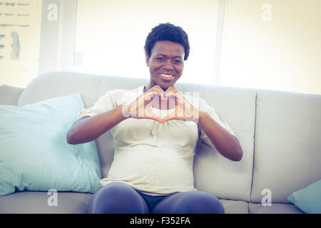 Porträt von schwangeren machen Herzform mit Händen Stockfoto